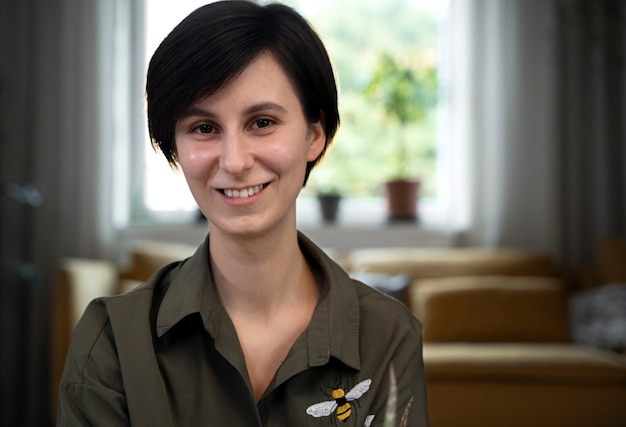 Mujer sonriente de tiro medio en casa