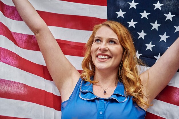 Mujer sonriente de tiro medio celebrando el 4 de julio