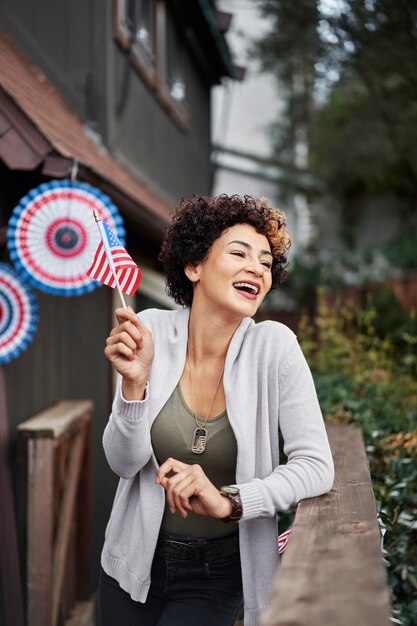 Mujer sonriente de tiro medio celebrando afuera