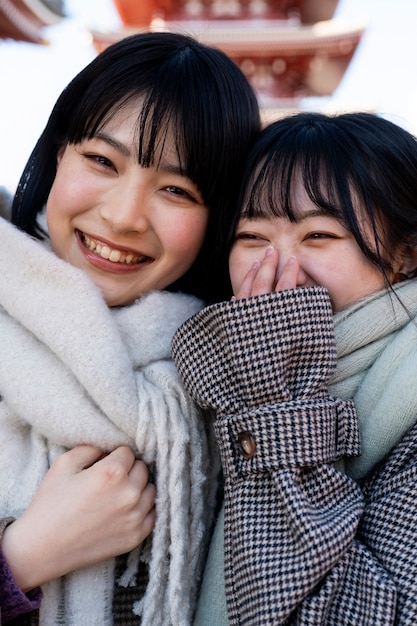 Foto gratuita mujer sonriente de tiro medio clima frío