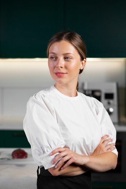 Mujer sonriente de tiro medio en la cocina