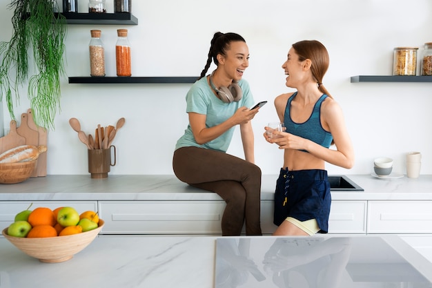 Mujer sonriente de tiro medio en la cocina