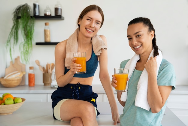 Mujer sonriente de tiro medio en la cocina