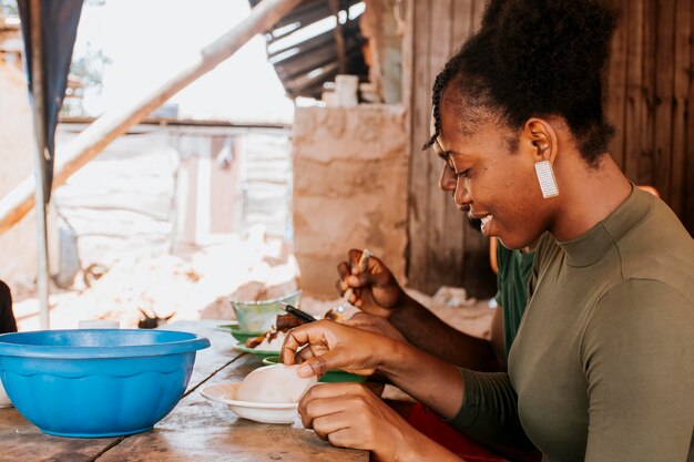 Mujer sonriente de tiro medio cocinando