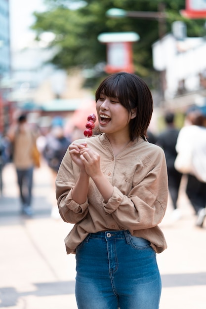 Foto gratuita mujer sonriente de tiro medio con comida deliciosa