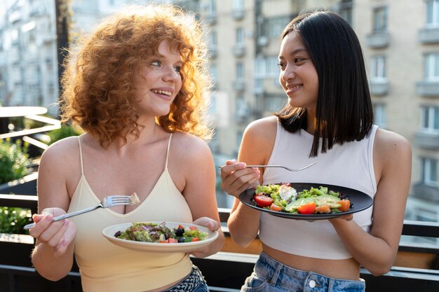 Foto gratuita mujer sonriente de tiro medio con comida