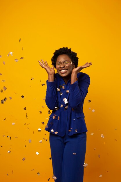 Mujer sonriente de tiro medio con confeti