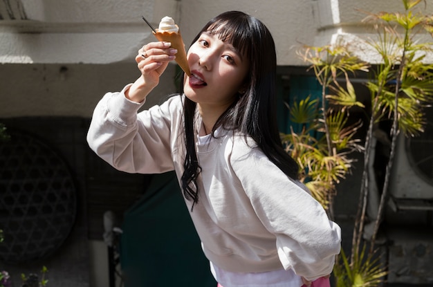 Mujer sonriente de tiro medio con cono de helado