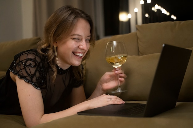 Foto gratuita mujer sonriente de tiro medio con copa de vino