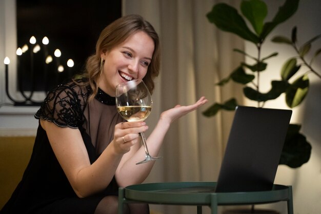 Mujer sonriente de tiro medio con copa de vino