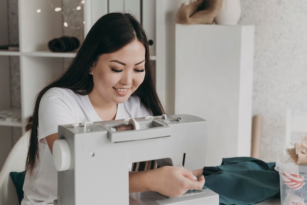 Mujer sonriente de tiro medio cosiendo