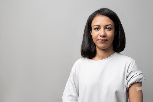 Mujer sonriente de tiro medio después de la vacunación