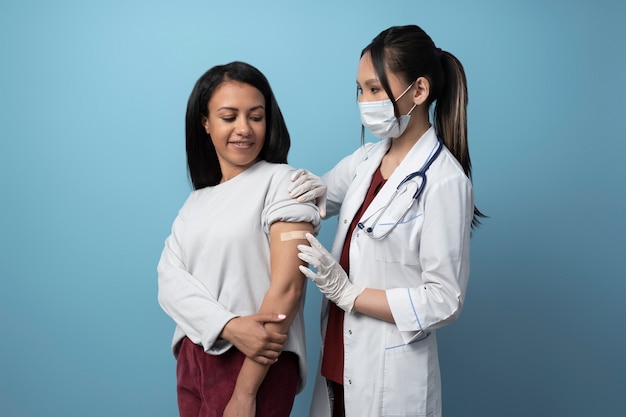 Mujer sonriente de tiro medio después de la vacunación