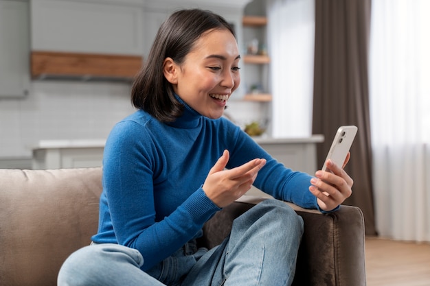 Mujer sonriente de tiro medio con dispositivo