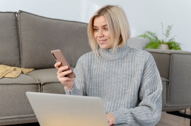 Mujer sonriente de tiro medio con dispositivos