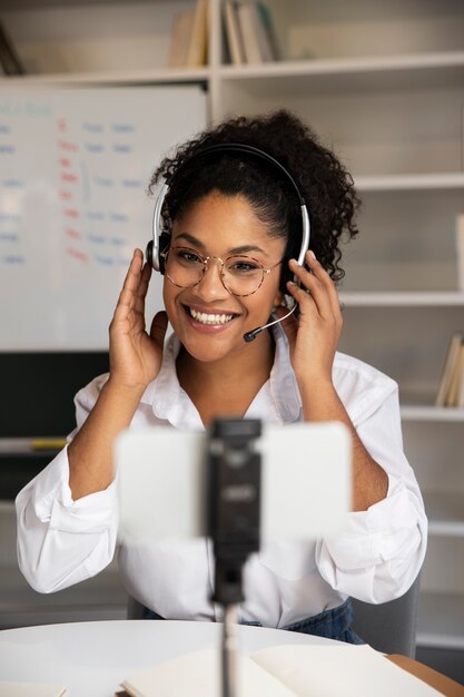 Mujer sonriente de tiro medio enseñando