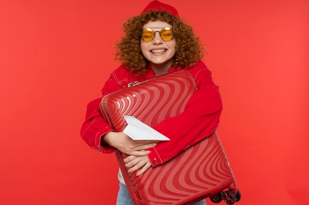 Mujer sonriente de tiro medio con equipaje