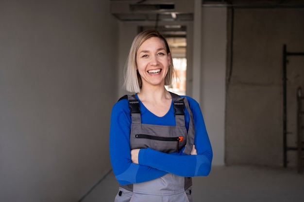 Mujer sonriente de tiro medio con equipo