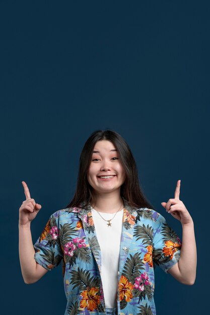 Mujer sonriente de tiro medio con espacio de copia