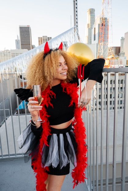 Mujer sonriente de tiro medio de fiesta