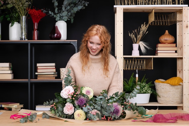 Mujer sonriente de tiro medio con flores