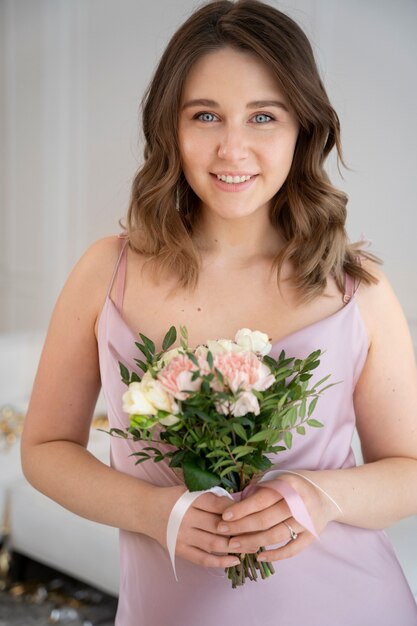 Mujer sonriente de tiro medio con flores.