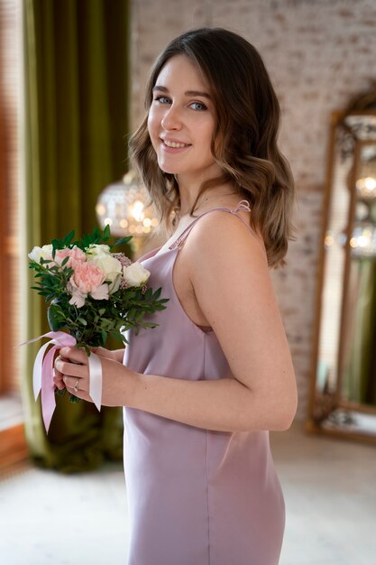 Mujer sonriente de tiro medio con flores