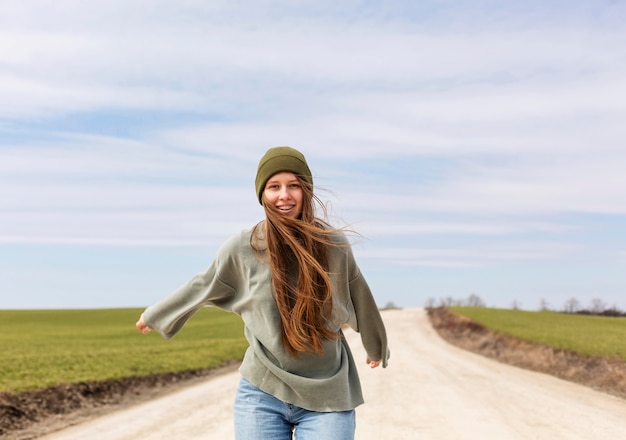 Foto gratuita mujer sonriente de tiro medio fuera