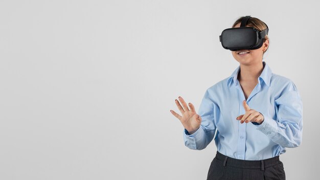 Mujer sonriente de tiro medio con gafas vr