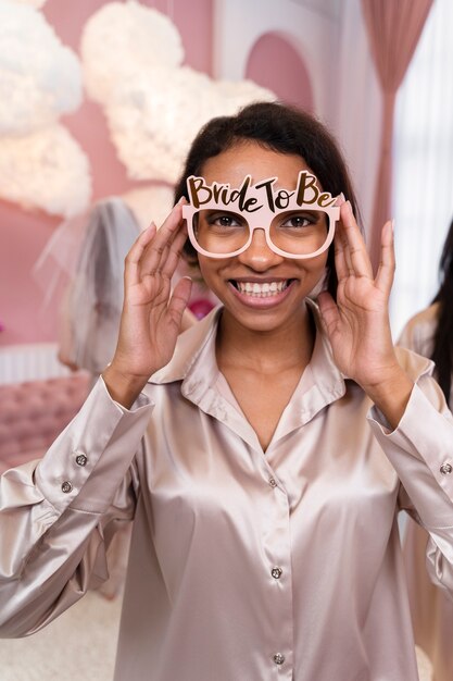 Mujer sonriente de tiro medio con gafas