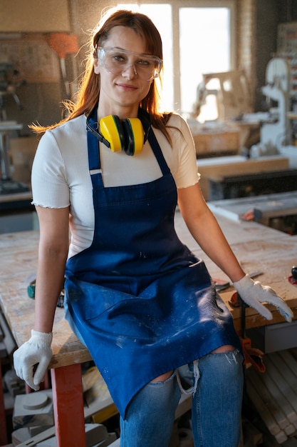 Foto gratuita mujer sonriente de tiro medio con gafas