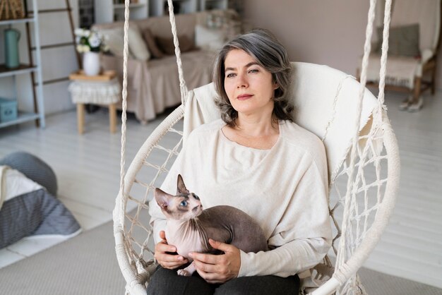 Mujer sonriente de tiro medio con gato