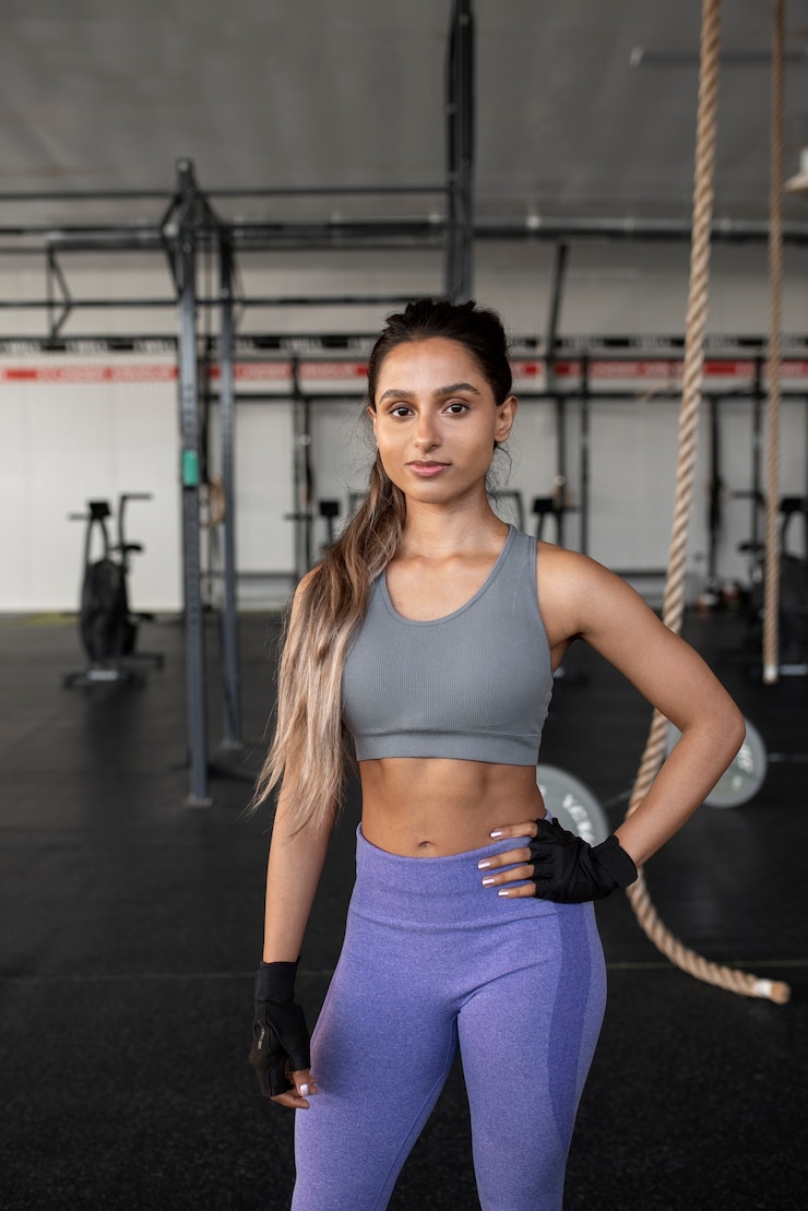 Foto gratuito mujer sonriente de tiro medio en el gimnasio