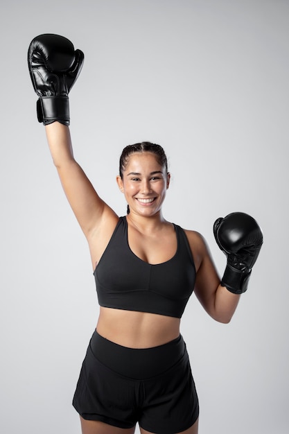 Mujer sonriente de tiro medio con guantes