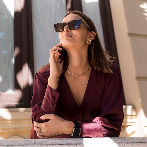 Foto gratuita mujer sonriente de tiro medio hablando por teléfono