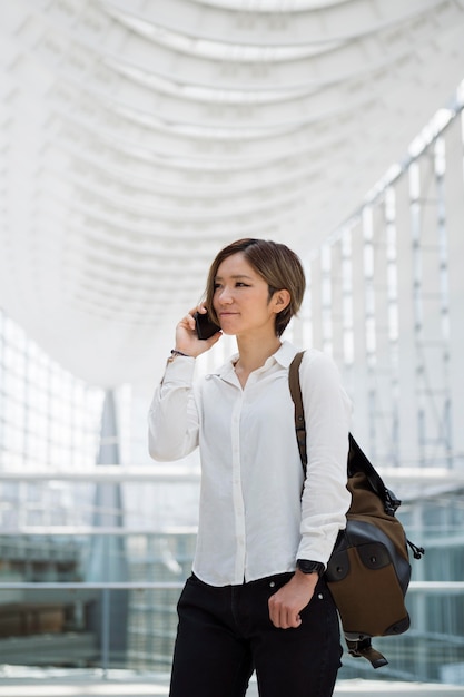 Foto gratuita mujer sonriente de tiro medio hablando por teléfono