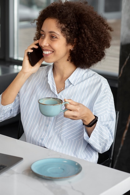 Mujer sonriente de tiro medio hablando por teléfono