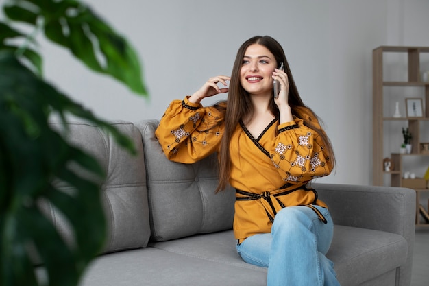 Foto gratuita mujer sonriente de tiro medio hablando por teléfono