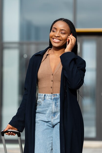 Mujer sonriente de tiro medio hablando por teléfono