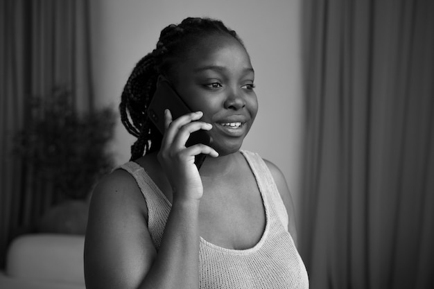 Mujer sonriente de tiro medio hablando por teléfono