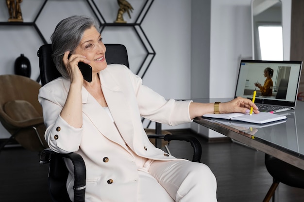 Mujer sonriente de tiro medio hablando por teléfono