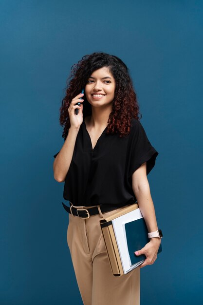 Mujer sonriente de tiro medio hablando por teléfono