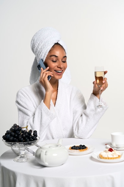 Foto gratuita mujer sonriente de tiro medio hablando por teléfono