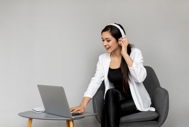 Mujer sonriente de tiro medio hablando