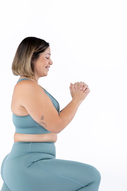 Mujer sonriente de tiro medio haciendo ejercicio