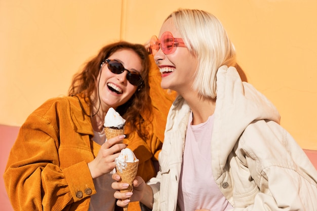 Mujer sonriente de tiro medio con helado