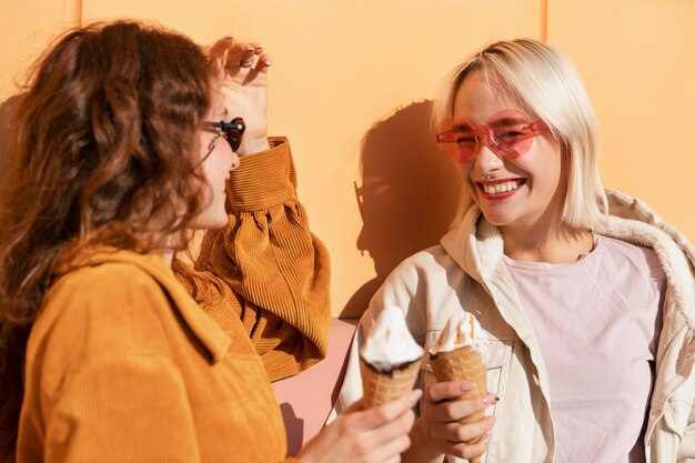 Mujer sonriente de tiro medio con helado