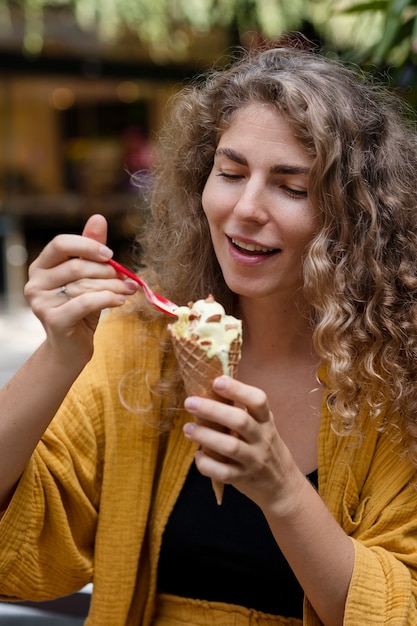 Mujer sonriente de tiro medio con helado