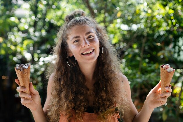 Mujer sonriente de tiro medio con helado