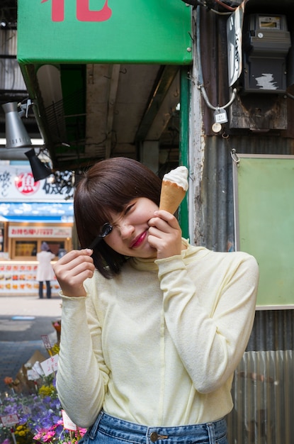 Mujer sonriente de tiro medio con helado